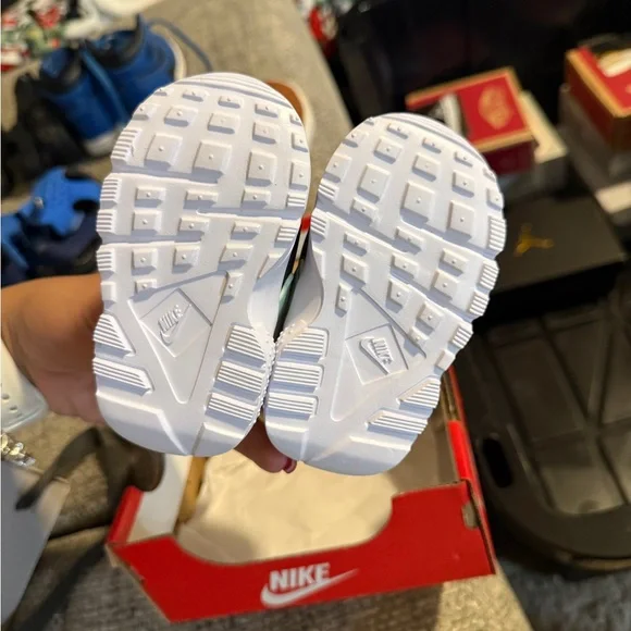 Nike Kids Black and Cream Sneakers - Picture 4 of 5
